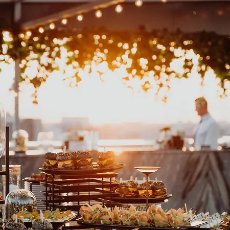 Union Plaza Готель